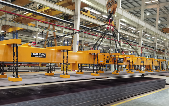 比亚迪钢结构厂,电永磁磁力吊具搬运超长钢板